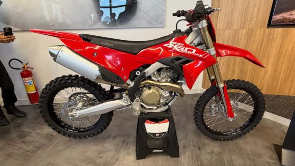 Ducati Desmo 450 MX esgota primeiro lote no Brasil antes de chegar às lojas, com preço a partir de R$ 99.990