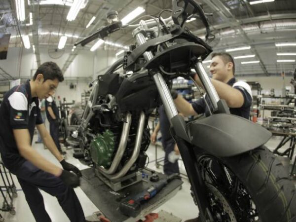 BMW celebra 10 anos de fábrica em Manaus e inicia testes da F 450 GS para o mercado brasileiro