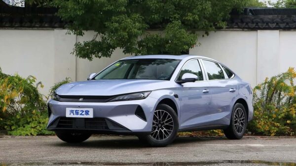 BYD lança Qin Plus na China: sedã maior que o King com preço inferior a Kwid e Mobi
