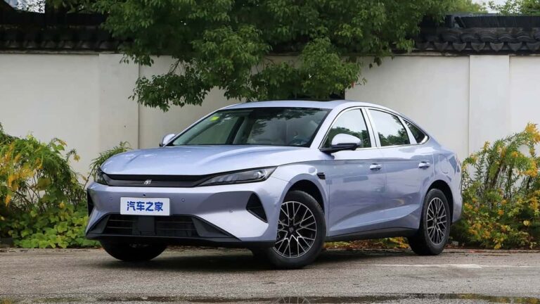 BYD lança Qin Plus na China: sedã maior que o King com preço inferior a Kwid e Mobi