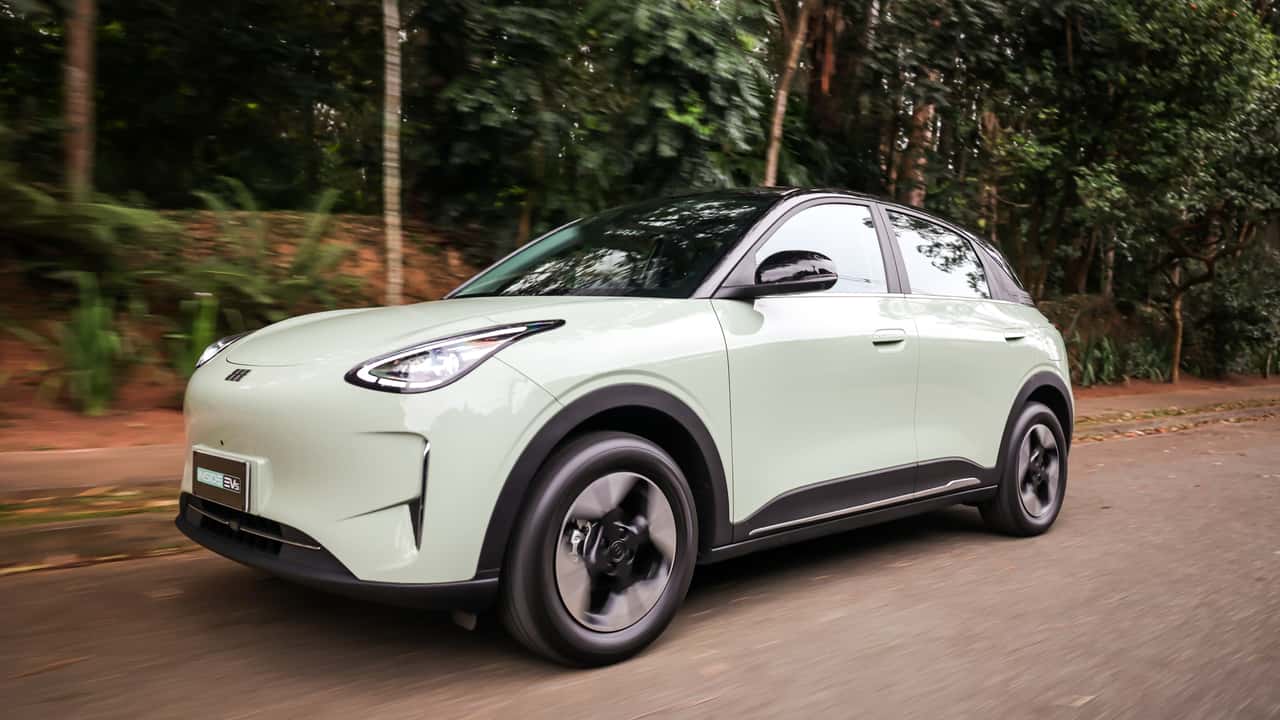 Jeep Avenger entra no pódio de eletrificados em setembro, enquanto Geely EX2 enfrenta queda nas vendas