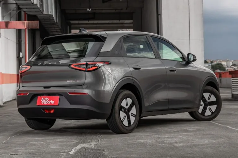 Geely EX2 tem reajuste de R$ 800 na versão Pro e R$ 1.000 na versão Max; novos preços são R$ 124.600 e R$ 137.800, respectivamente.
