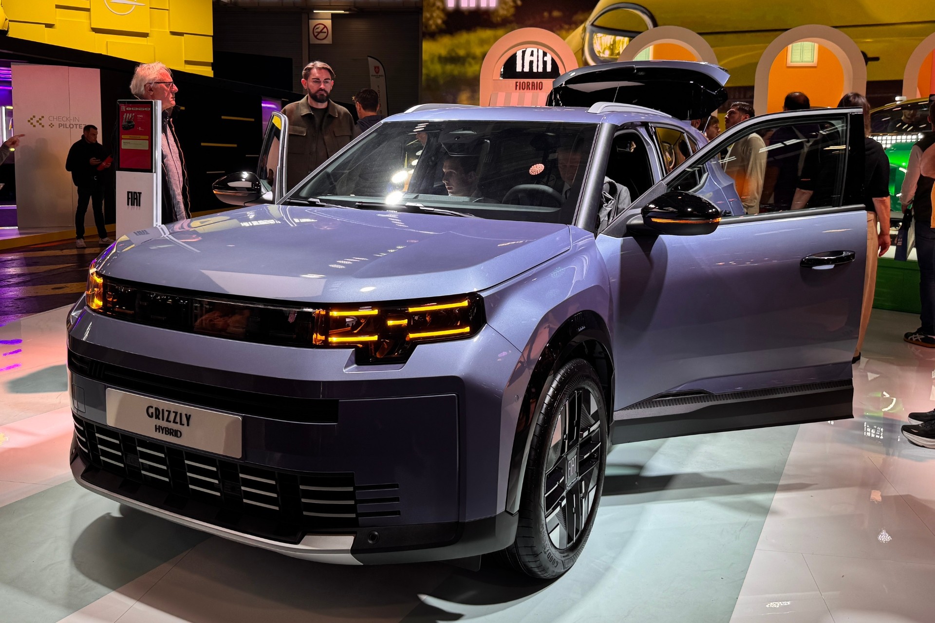 Fiat Grizzly Fastback é revelado em Paris com design polêmico e novidades para a próxima geração do SUV nacional
