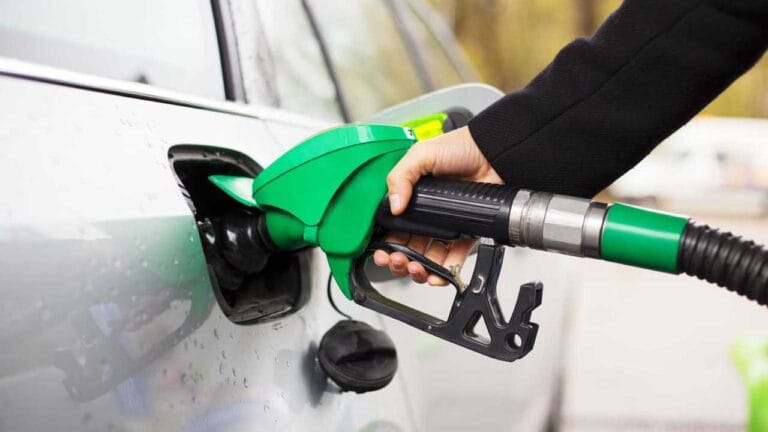Carros apenas a gasolina caem para 49% das vendas globais no 1º semestre de 2026, enquanto híbridos superam elétricos