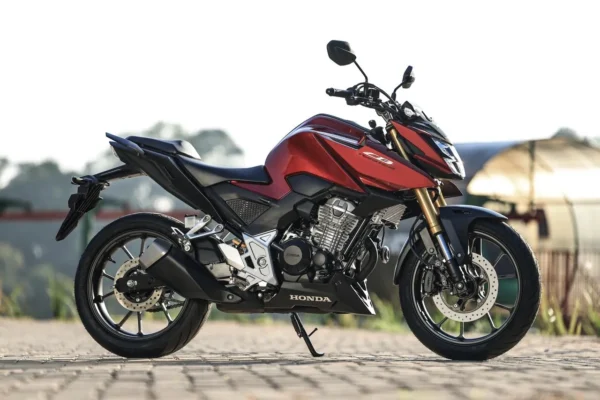 Honda CB300F Twister 2027 vermelha, vista lateral com suspensão dianteira invertida
