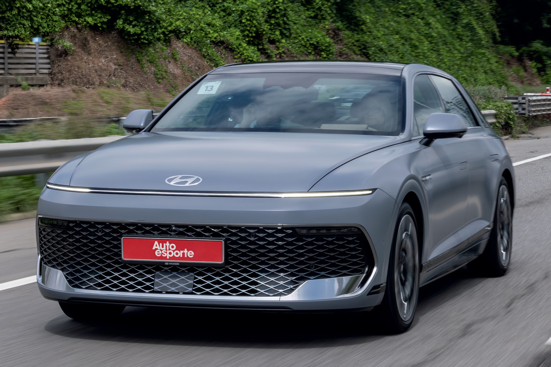 Hyundai Azera 2027: sedã híbrido com suspensão preditiva e tecnologia avançada é apresentado na Coreia do Sul
