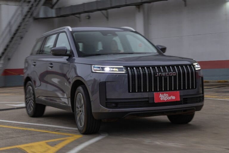 Jaecoo 5 chega ao Brasil com motor híbrido de 224 cv, consumo de 22,7 km/l e preço promocional a partir de R$ 154.990