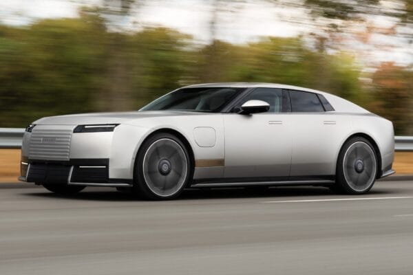 Jaguar revela detalhes do sedã elétrico Type 01, projetado para reposicionar a marca entre Bentley e Rolls-Royce