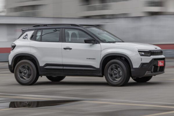 Jeep Avenger tem reajuste de R$ 2 mil em versões Altitude e Longitude no Brasil