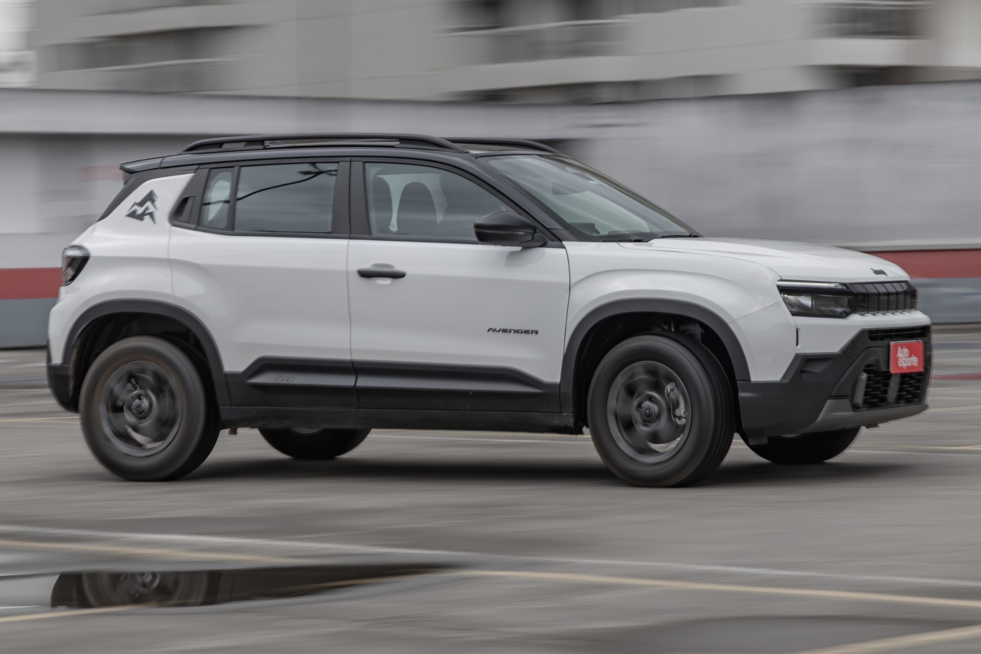 Jeep Avenger tem reajuste de R$ 2 mil em versões Altitude e Longitude no Brasil
