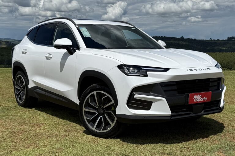Jetour S06 Premium chega ao Brasil por R$ 229.900 com tecnologia híbrida e 7 anos de garantia