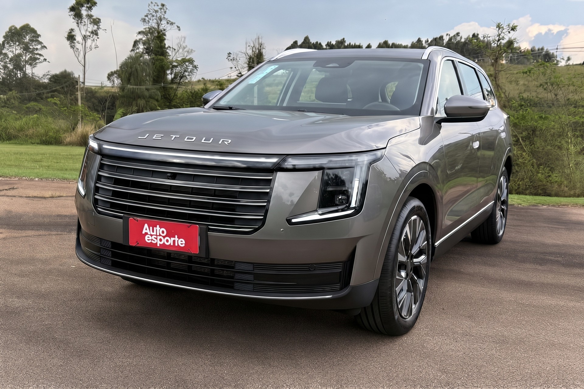 Jetour S08 PHEV chega ao Brasil por R$ 259.900 com capacidade para 7 ocupantes e design minimalista