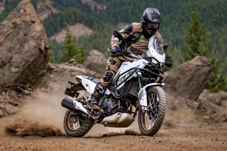 Kawasaki KLE 650 2027 cinza e verde sendo pilotada em estrada de terra.