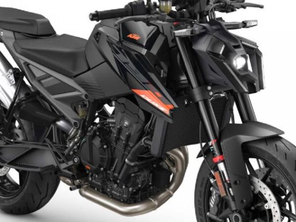 KTM anuncia cinco novas motocicletas para o Brasil até 2027, incluindo a 790 Duke e 1390 Super Adventure.