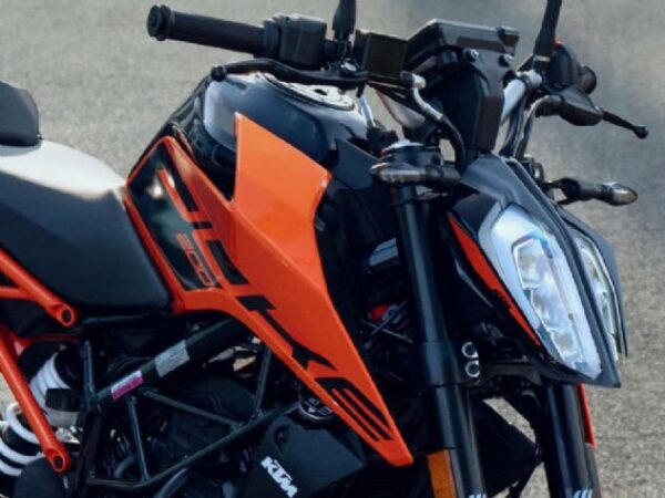 KTM 200 Duke 2026 é lançada na Índia com acelerador eletrônico, quickshifter e novos modos de pilotagem