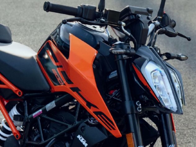 KTM 200 Duke 2026 é lançada na Índia com acelerador eletrônico, quickshifter e novos modos de pilotagem