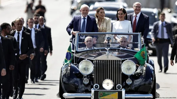 Lula e autoridades no Rolls-Royce presidencial durante a cerimônia de posse em Brasília, em 2023.