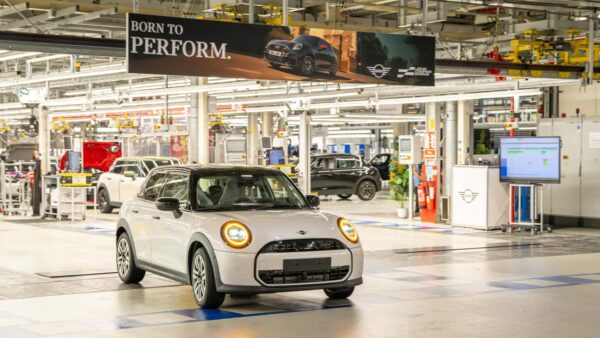 BMW registra 1 milhão de movimentações automatizadas de carros sem motorista em fábricas europeias