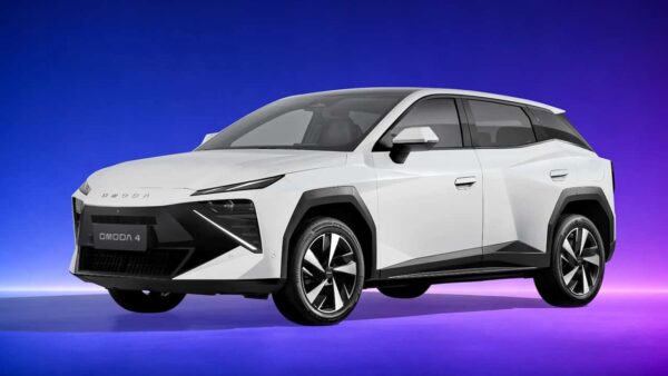 Omoda 4 será apresentado na Europa com motor híbrido e chega ao Brasil em 2027