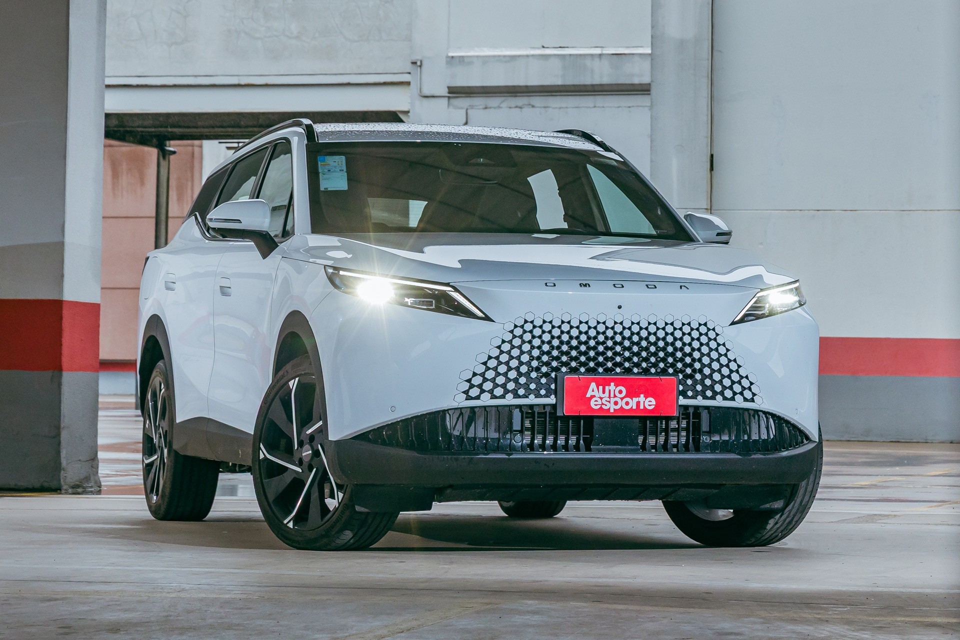 Omoda 7 ganha versão híbrida com bateria de 5 kWh e autonomia de até 1.800 km no Brasil