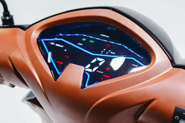 Painel digital da Shineray Jet 125 EFI com iluminação azul, velocímetro, indicador de marcha, nível de combustível e luzes de advertência.