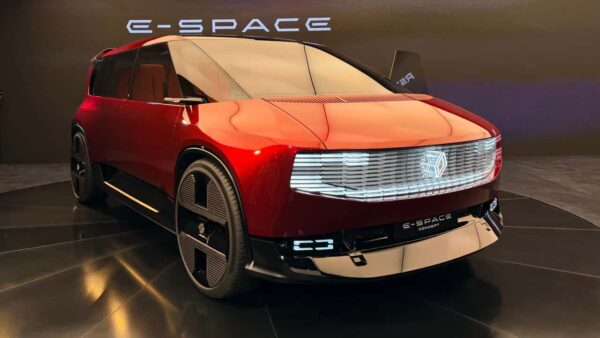 Renault apresenta E-Space Concept no Salão de Paris, minivan elétrica com tela curva de 1,13 m e seis lugares