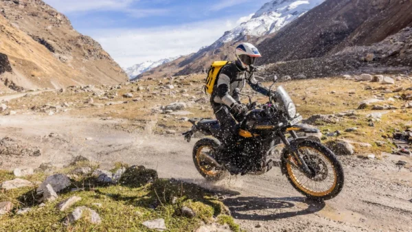 Royal Enfield Himalayan 450 em trilha de montanha com piloto equipado