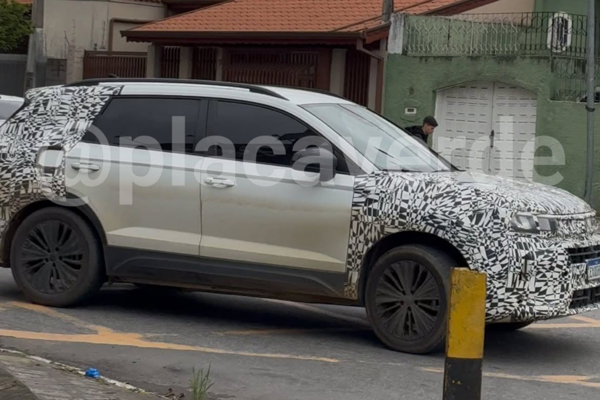Novo Volkswagen Taos híbrido é flagrado em testes no Brasil e estreia prevista para 2028