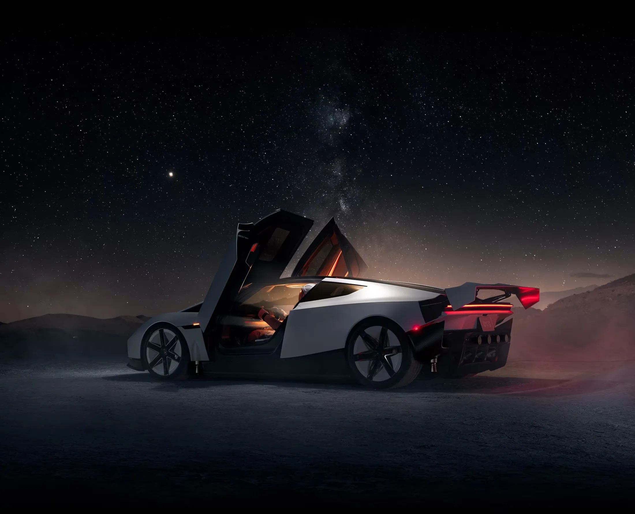 Novo Tesla Roadster branco com portas abertas, aerofólio traseiro e iluminação vermelha sob o céu estrelado.