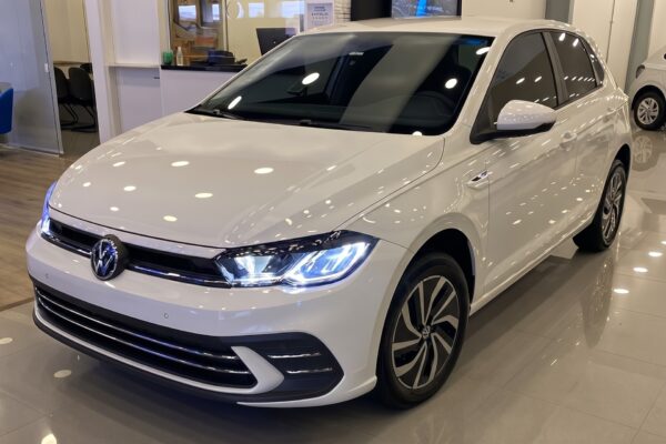 Volkswagen Polo Highline tem desconto de R$ 20 mil e sai mais barato que Onix RS no Brasil