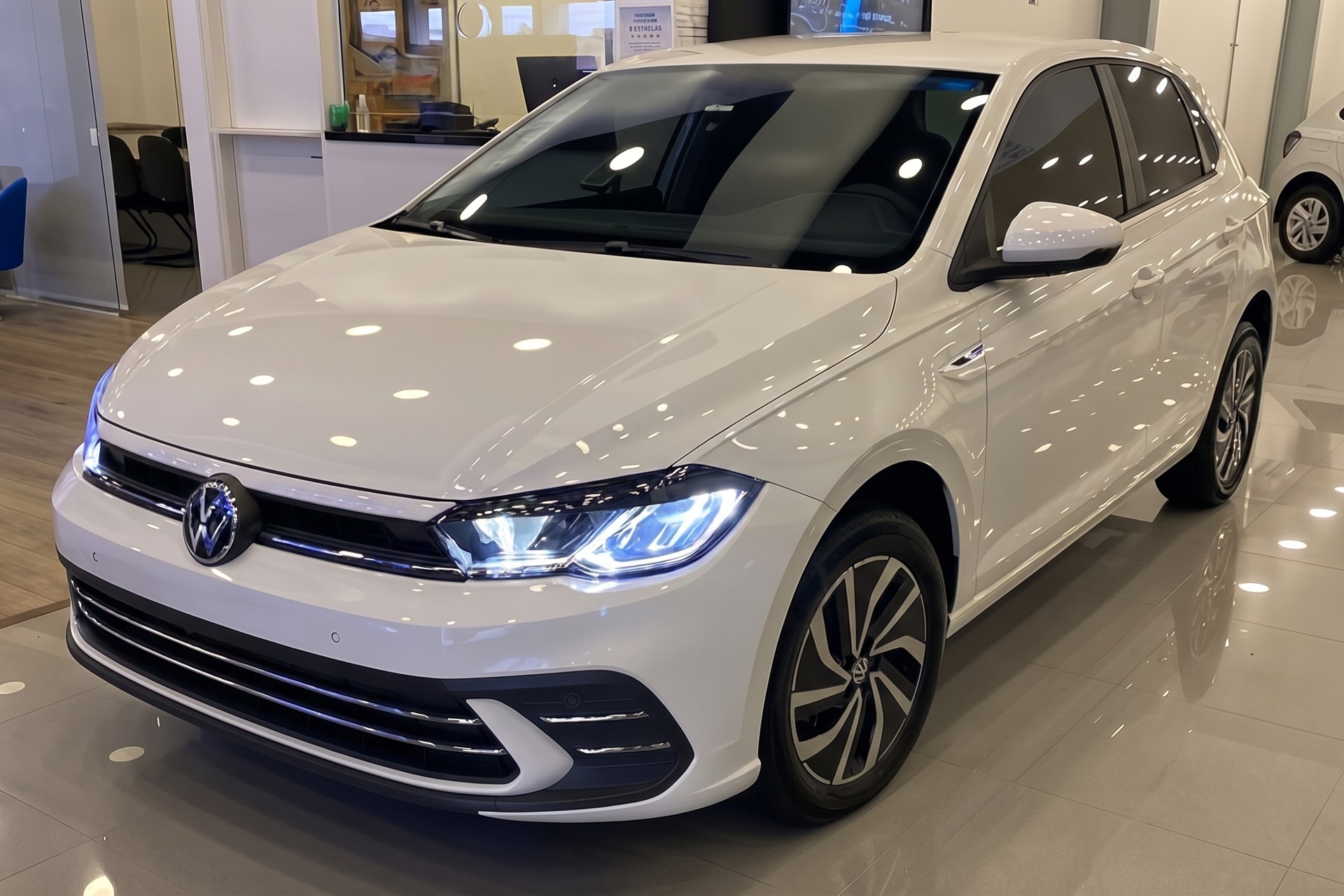 Volkswagen Polo Highline tem desconto de R$ 20 mil e sai mais barato que Onix RS no Brasil