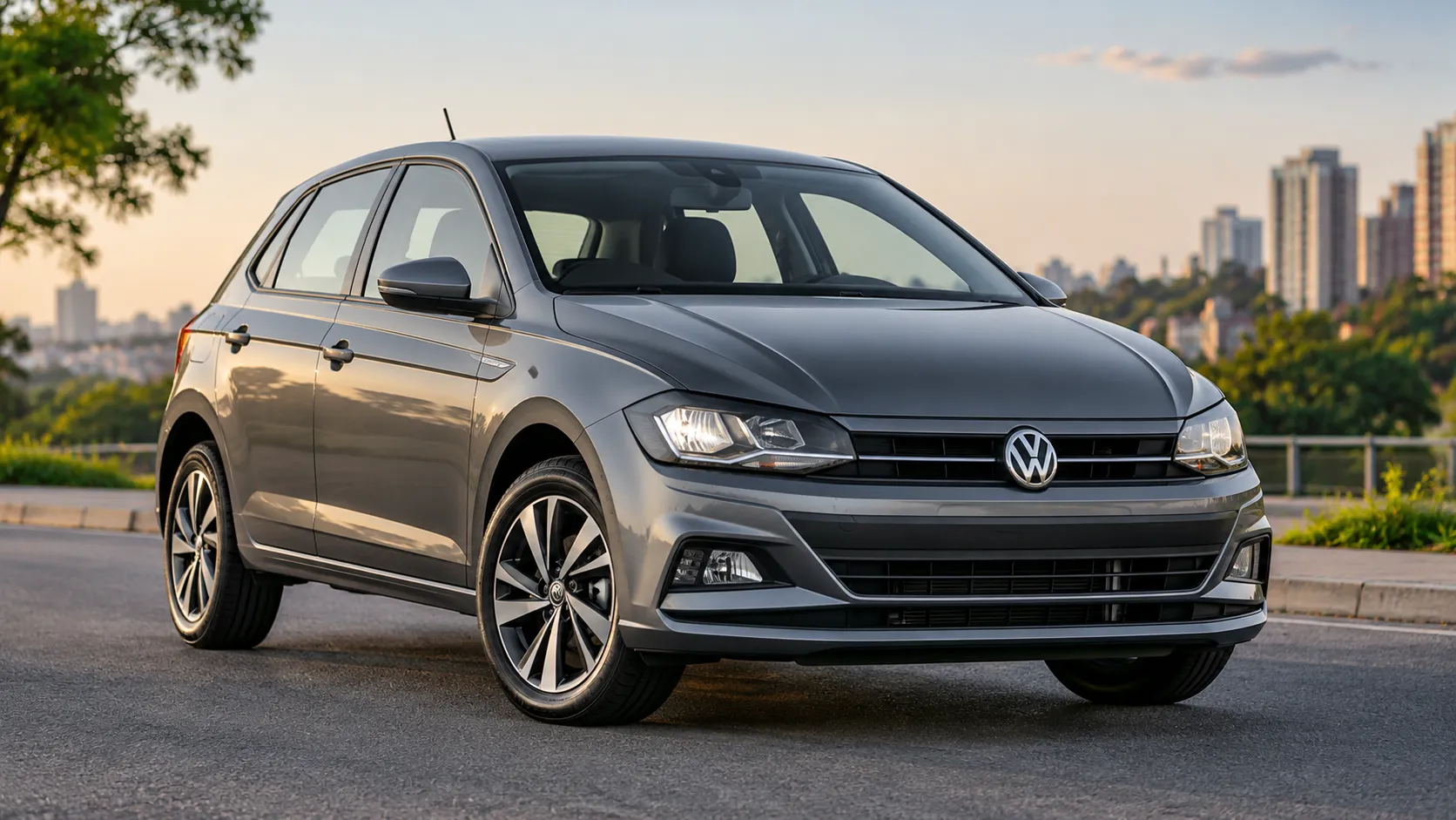 Volkswagen Polo usado cinza, visto de frente e de lado, estacionado em uma avenida ao pôr do sol.