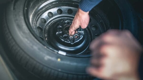 Carros novos estão deixando de ter estepe e adotando kits de reparo e pneus run-flat
