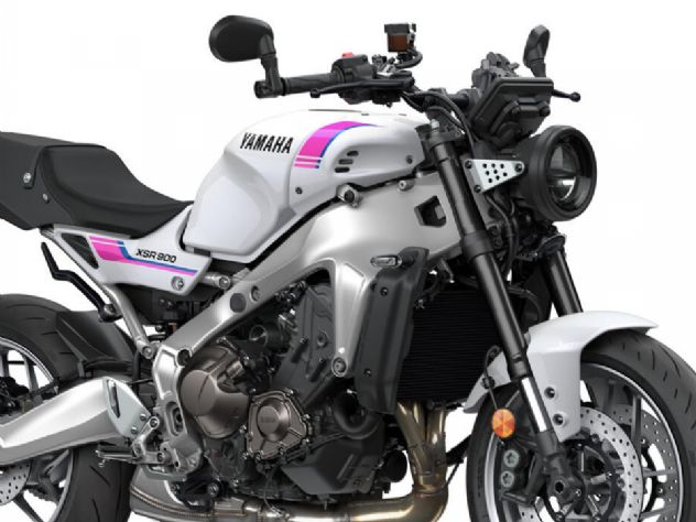Yamaha XSR900 2027 é apresentada com nova cor Neon White inspirada na YZF750 dos anos 90